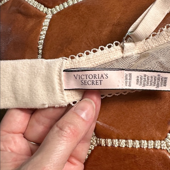 Victoria's Secret Lace Bra in Cream - Picture 5 of 7